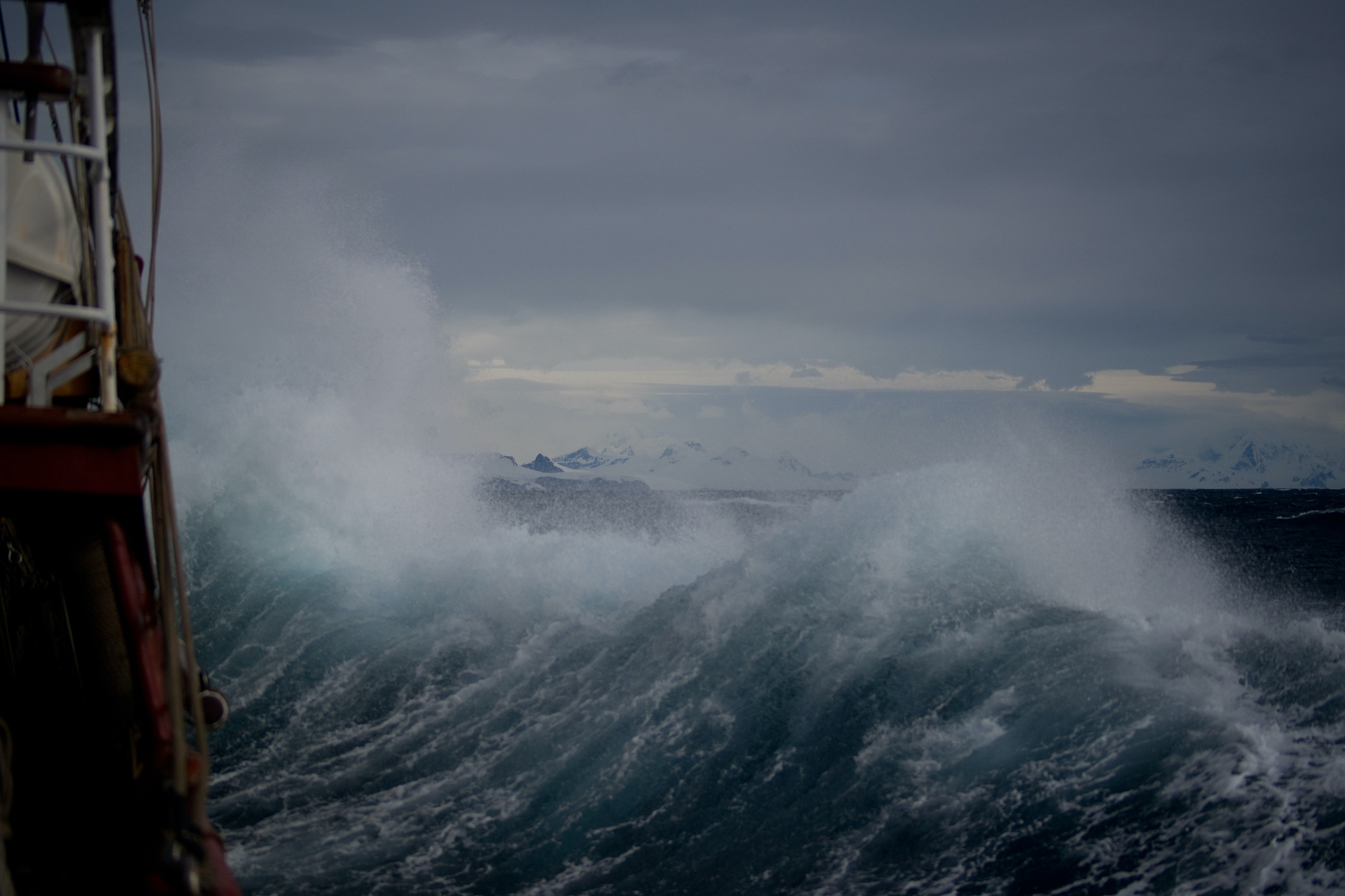 Отменить в виду шторма. Баренцево море шторм. Море океан волны шторм ЦУНАМИ. ЦУНАМИ В тихом океане. Шторм вид с корабля.
