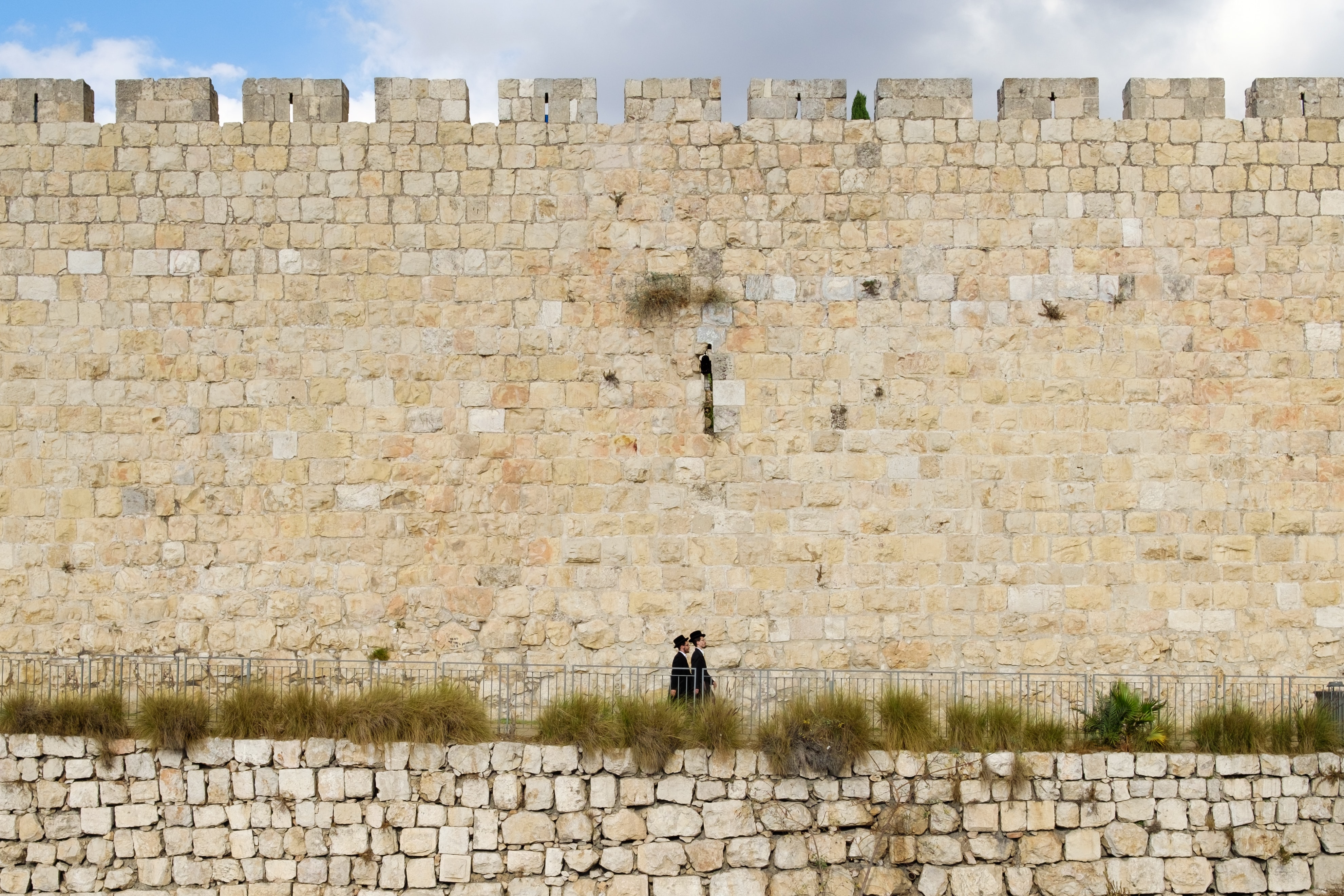 Древних стен песня. Стена плача в Иерусалиме. Ворота Ирода Иерусалим. Стена вокруг Иерусалима стена вокруг Иерусалима. Стена плача в Иерусалиме фото.